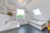Vollbad im Obergeschoss - 