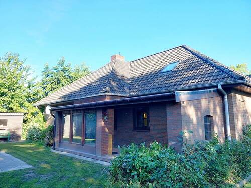 überdachte Terrasse / Gartenansicht - Schmucker Bungalow mit Garage und großem Grundstück in Helse bei Marne zu verkaufen