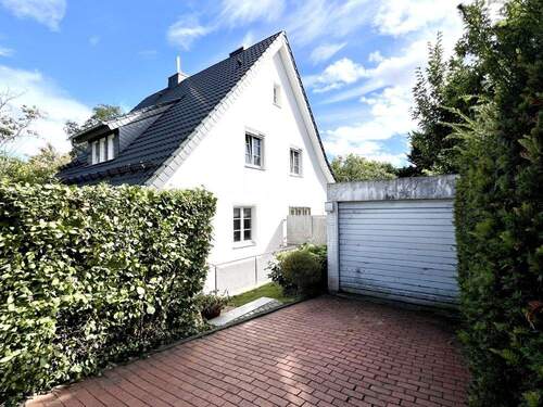 Hausansicht mit Garage - Einfamilienhaus mit 192,10 m² in Horn-Bad Meinberg zum Kaufen