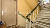 Treppenhaus mit Wohnungstür - 