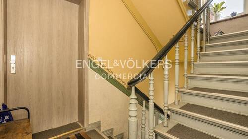 Treppenhaus mit Wohnungstür - 
