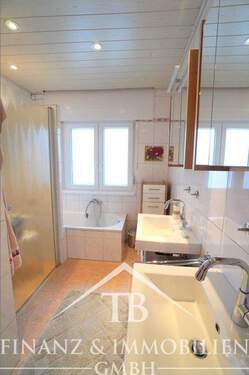 Badewanne und barrierefreie Dusche - 