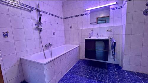 Bad mit Dusche und Wanne - 