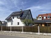 Außenansicht - 'Charmantes Einfamilienhaus auf großzügigem Eckgrundstück in bester Wohnlage von Regenstauf'