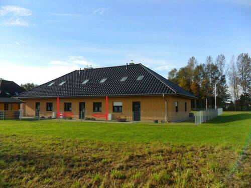 Eing.seite (etwas älter) - 4 Zimmer Reihenmittelhaus zur Miete in Züssow