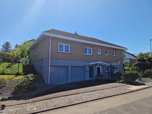 Außenansicht mit Doppelgarage - 7 Zimmer Einfamilienhaus zum Kaufen in Altenkirchen