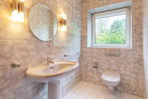 Gäste-WC mit Fenster - 
