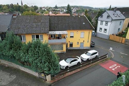 Seitenansicht - 5 Zimmer Mehrfamilienhaus, Wohnhaus zum Kaufen in Solms / Burgsolms