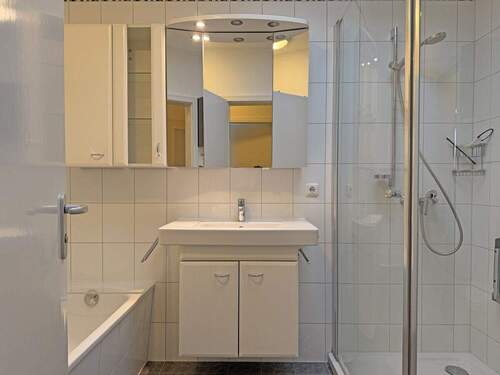 Vollbad mit Dusche - 