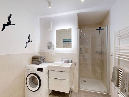 modernes Duschbad mit Waschmaschine - Etagenwohnung mit 53,00 m&sup2; in Ostseeheilbad Zingst zum Kaufen