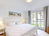 helles, modernes Schalzimmer mit Zugang zur Terrasse - 