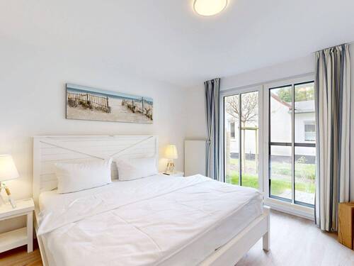 helles, modernes Schalzimmer mit Zugang zur Terrasse - 