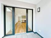 Balkon mit Blick zur Wohnung - 