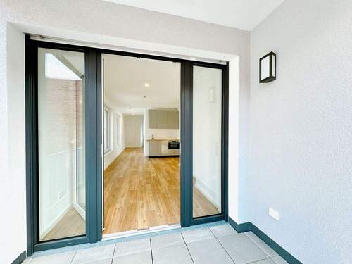 Balkon mit Blick zur Wohnung - 