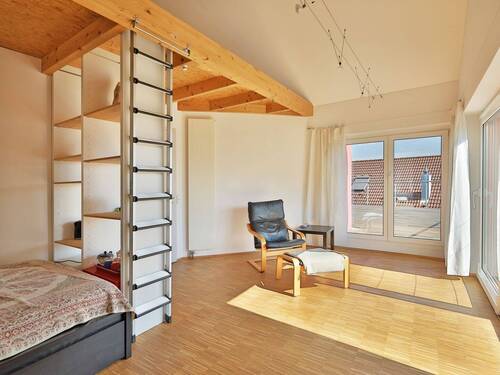 Heller Schlafbereich im Dachgeschoss mit Dachterrasse - 
