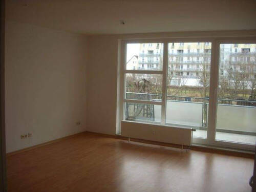 Wohnzimmer mit Blick zum Balkon - 2 Zimmer Etagenwohnung in Leipzig