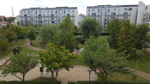 parkähnlicher Innenhof mit Teich und Insel - 