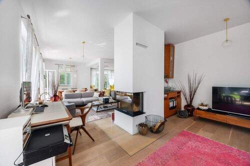 Wohnbereich mit Kamin - Doppelhaushälfte mit 218,00 m&sup2; in Grünwald zum Kaufen