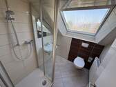 Modernes Bad mit Dusche - 