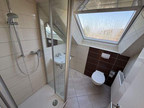 Modernes Bad mit Dusche - 