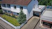 Hauseingang mit Dachterrasse und Garage - 