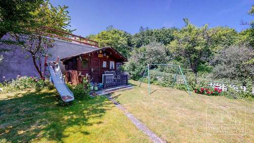 Garten mit kleiner Hütte - 