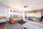 Wohnzimmer - Freie sonnige 3-Zimmer-Wohnung mit Loggia, Weitblick und Tiefgaragenstellplatz auf Wunsch - Bestlage