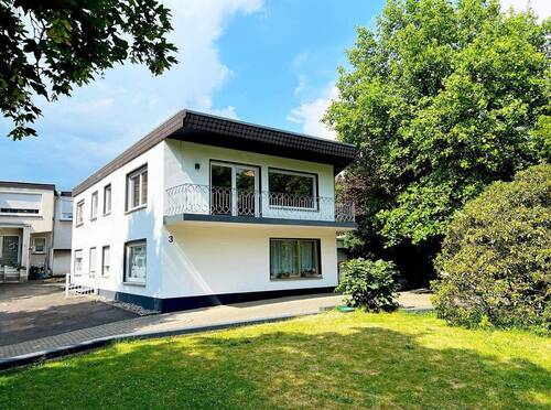 Hausansicht - Renovierte 3-Zimmer-Wohnung in Hennef mit Terrasse, Balkone, Keller, Wärmepumpe & Provisionsfrei