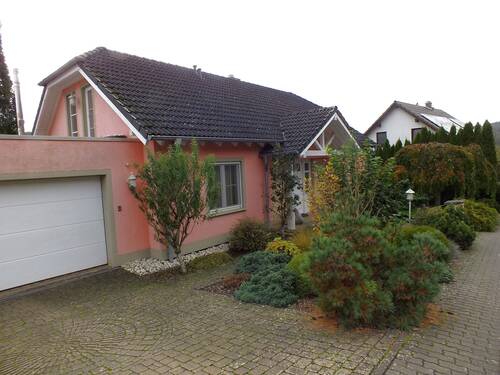 Front mit Do-Garage - 5 Zimmer Einfamilienhaus in Mettendorf
