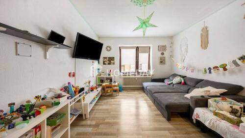 Wohnzimmer 1 - Besonders gepflegt: helle & großzügige Wohnung mit neuem Bad sowie neuer Heizung 