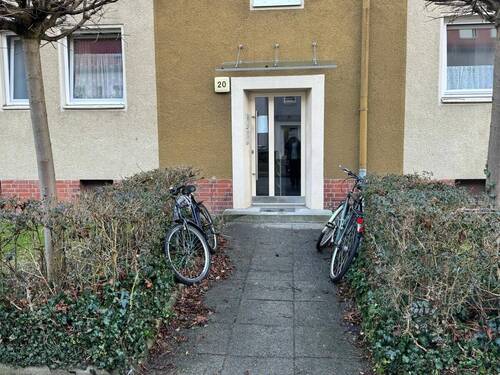 Zuwegung / Hauseingang - Etagenwohnung mit 52,00 m&sup2; in Lübeck zum Kaufen