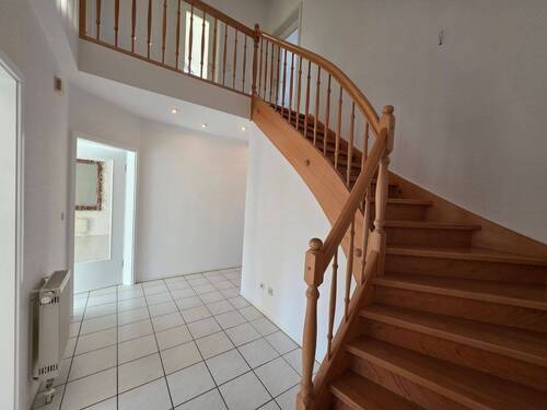 Geräumiger Flur mit Treppe zum OG - 