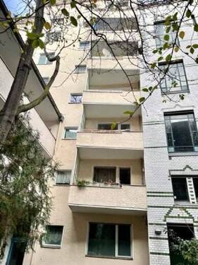 Innenhofansicht/ Balkonseite - 2 Zimmer Etagenwohnung zum Kaufen in Berlin