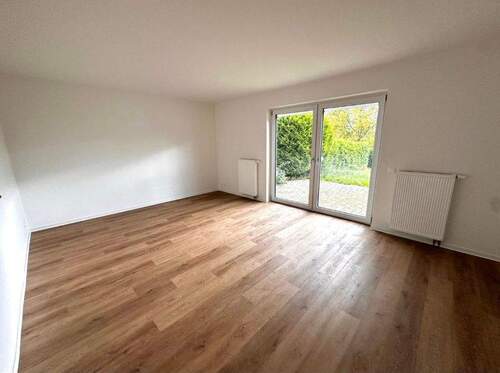 Wohnbereich mit Zugang zur Terrasse - 4 Zimmer Doppelhaushälfte in Wilsdruff