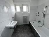 Bad mit Wanne + Fenster - 