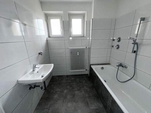 Bad mit Wanne + Fenster - 