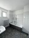 Bad mit Wanne + Fenster - 