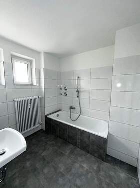 Bad mit Wanne + Fenster - 