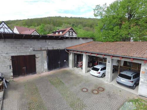Halle mit Carport - 