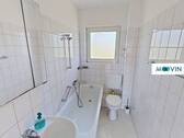 Ansicht I: Badezimmer mit Badewanne - 