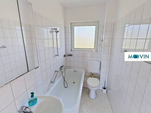 Ansicht I: Badezimmer mit Badewanne - 