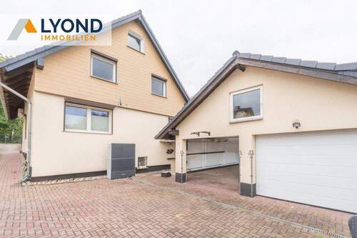 Hof & Doppelgarage - 