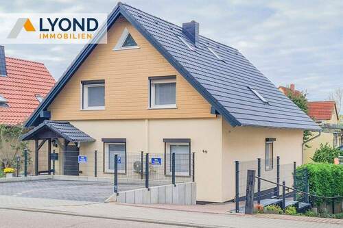 Haus vorn3 - 7 Zimmer Mehrfamilienhaus, Wohnhaus zum Kaufen in Schkopau / Lochau