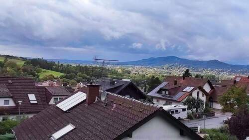 Hauseingang - Sonnige Aussichtslage mit Weitblick - Reiheneckhaus mit Galerie, Studio und großem Garten in Happurg