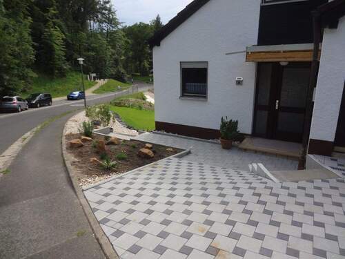 Hauseingang, Garagenzufahrt - 