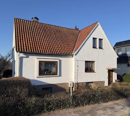 Strassenansicht - Einfamilienhaus auf sonnigem Grundstück