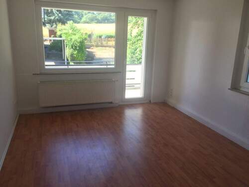 Wohnzimmer mit Balkon - 