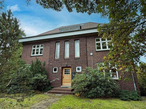 Außenansicht - Große Altbau-Wohnung mit 4 Zimmern und Balkon