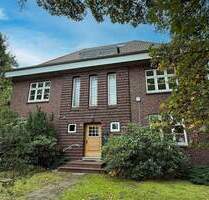 Große Altbau-Wohnung mit 4 Zimmern und Balkon - Uetersen