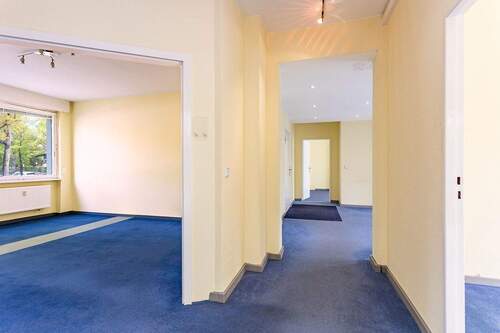 Flur mit Blick auf Ausgang - 